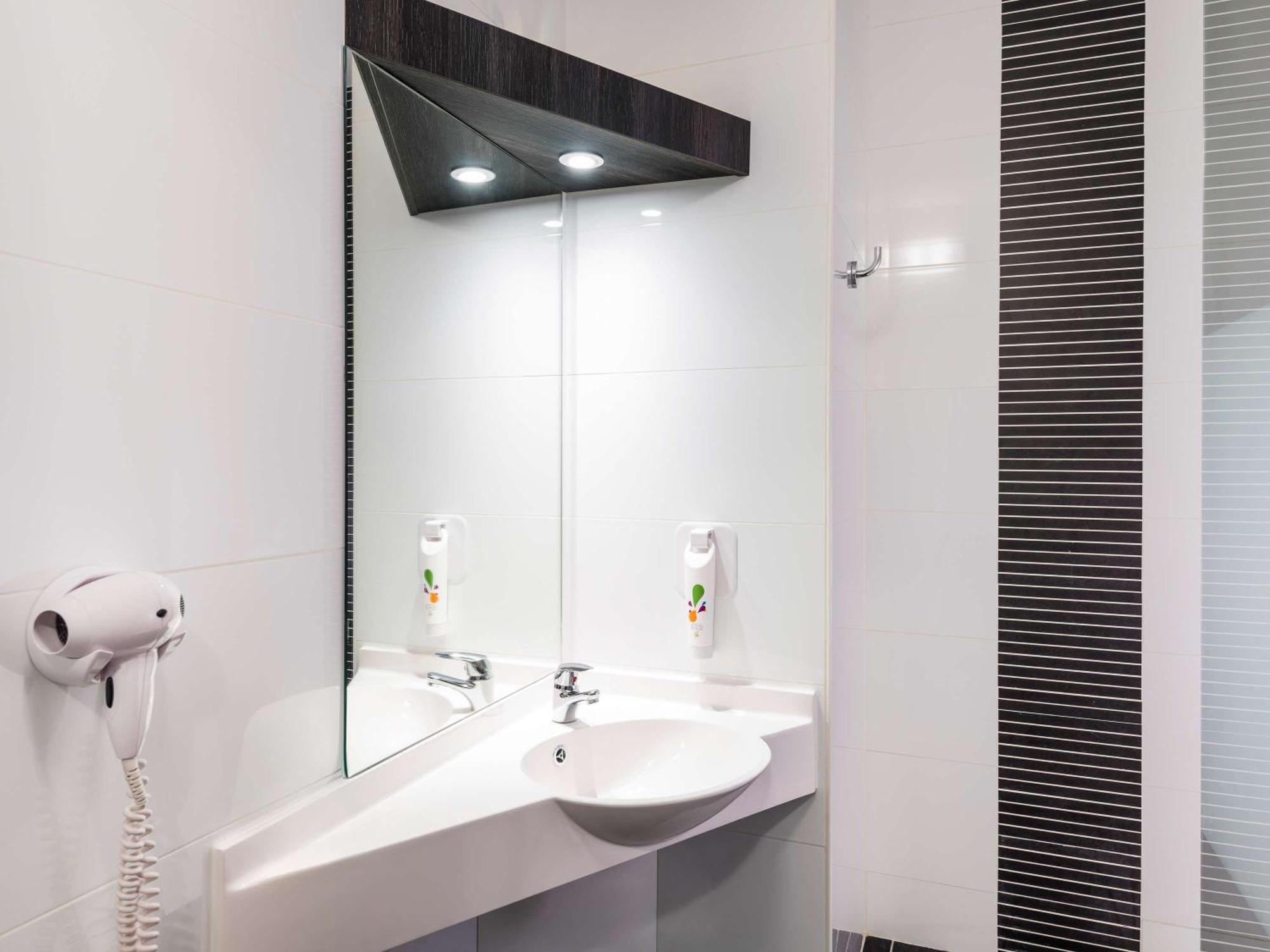 Ibis Styles Rouen Val De Reuil Hotel 3*